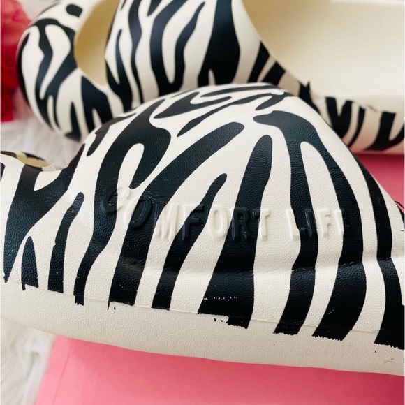 Zebra Platform Comfort Sandals - Picture 4 of 7